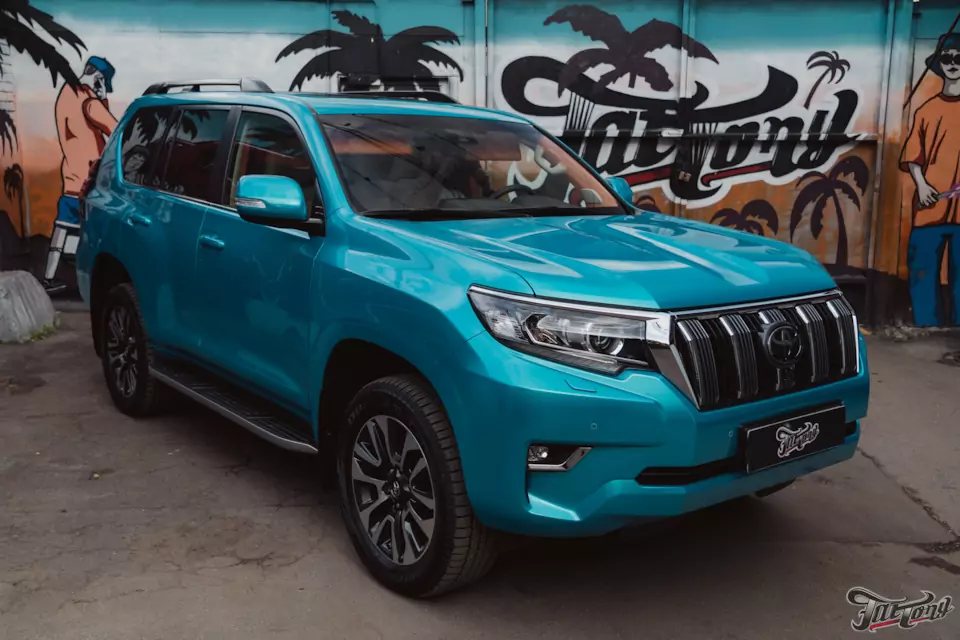 Необычные цветовые решения для Toyota Land Cruiser Prado: оклейка в цветной винил, перетяжка потолка в алькантару и ремни с принтом. Результат не оставит равнодушным!